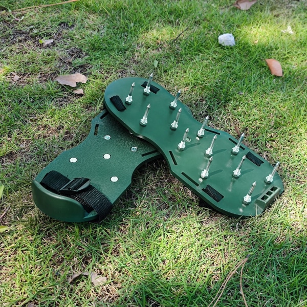 Gräsluftarskor med krok- och ögleremmar för effektiv luftning av gräsmatta, en one size passar alla Friinstallation, kraftiga sandaler
