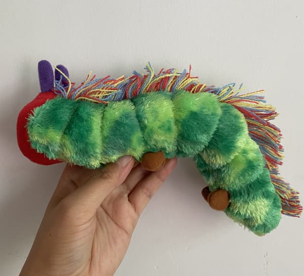 Barnbok Eric Carle-docka Den mycket hungriga larven mjukdjursdocka
