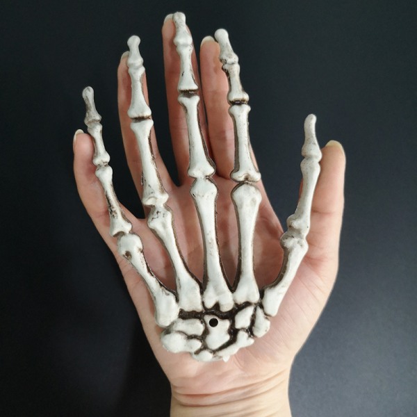 Två Halloween Häxa Skeletthänder Realistisk Plast Skrämmande Skelett Hand Fake Human Hand för Halloween Dekoration Skrämmande