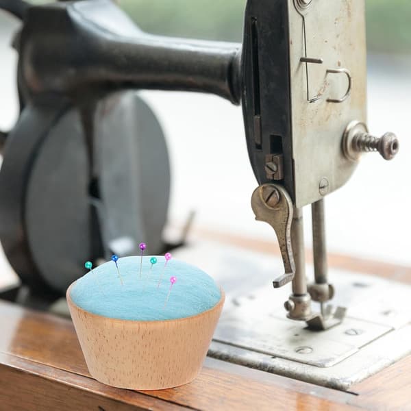 Needle Felt with Wooden Base Portable Needle Organizer Blue Semicircular Sewing Holder