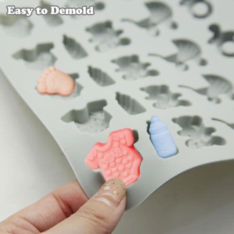2 non-stick silikonechokoladeforme, perfekte til babyshowers. Former: fodaftryk og aber.