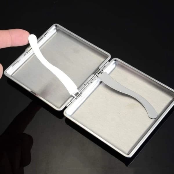 Cigarette case in leather and metal for 20 regular cigarettes