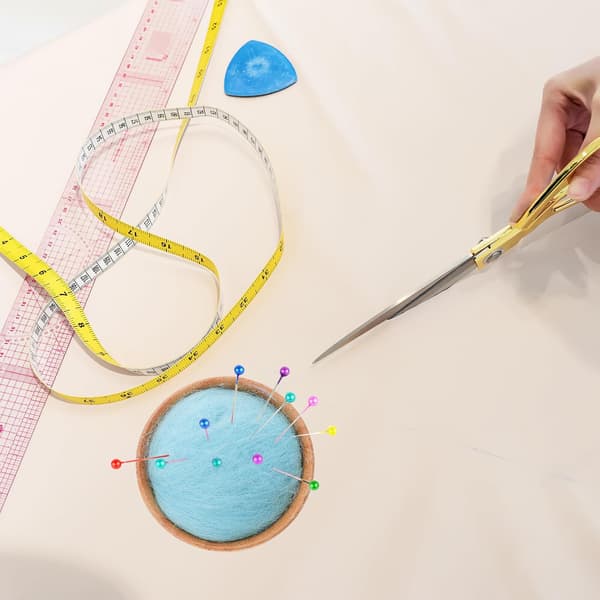 Needle Felt with Wooden Base Portable Needle Organizer Blue Semicircular Sewing Holder
