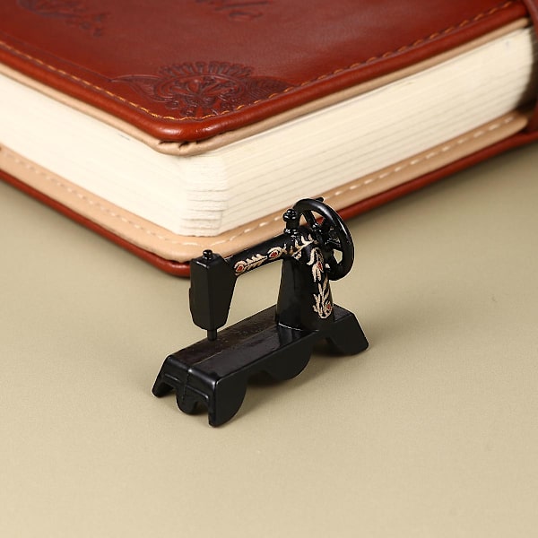 Nukkekodin Kalusteet Hieno Mini Ommelkone Miniatyyri Ommelkone Retro Ompeleiden käsityöt KidsB Black 3.5X2.8CM