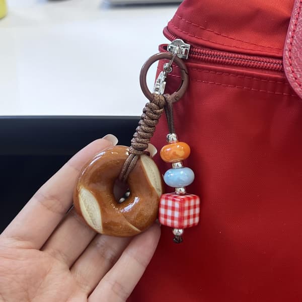 Sød simuleret mini-brød nøglering, perlebesat madcharme, kreativt tilbehør til kvinder og mænd