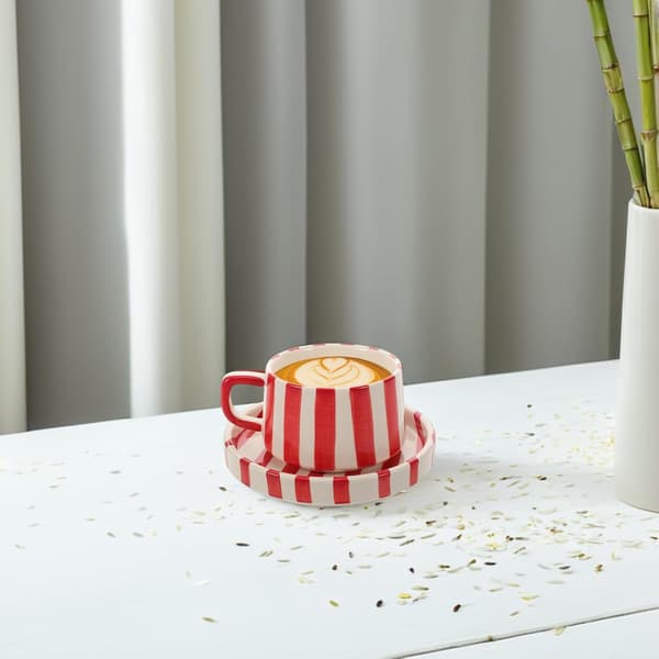 1 sett keramisk espressokopp med stripete design og matchende fat Elegant rustikk kaffekrus