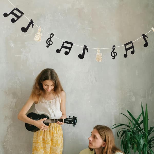 Musikknotefestdekorasjonsgirlander med gitardesign, glitterhengende banner