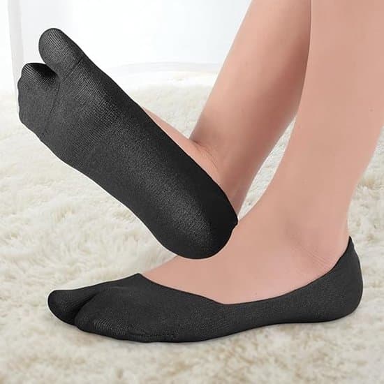 A pair of cotton toe socks - White - Split toe - Invisible low-cut design - For sandals