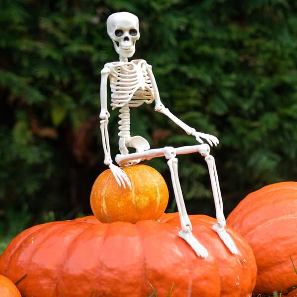 Halloween-skalledekorasjon med bøyelige ledd