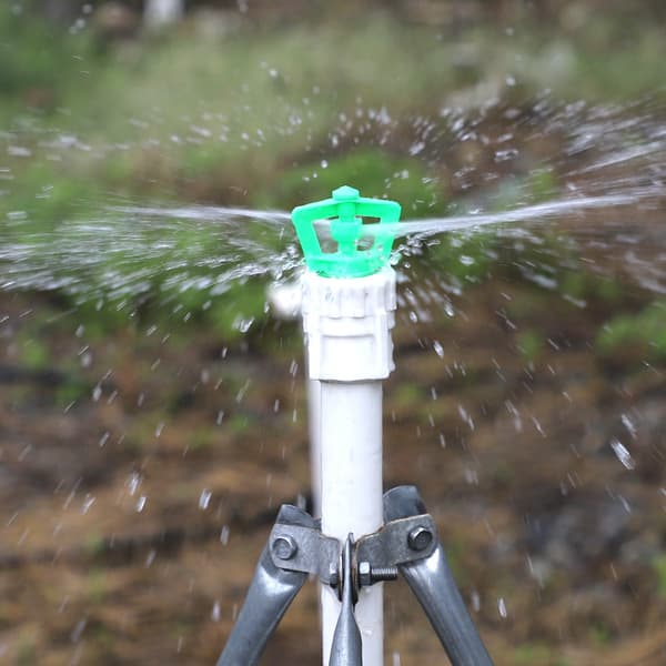 Vihreä pyörivä mikrosprinkleri puutarhan kasteluun
