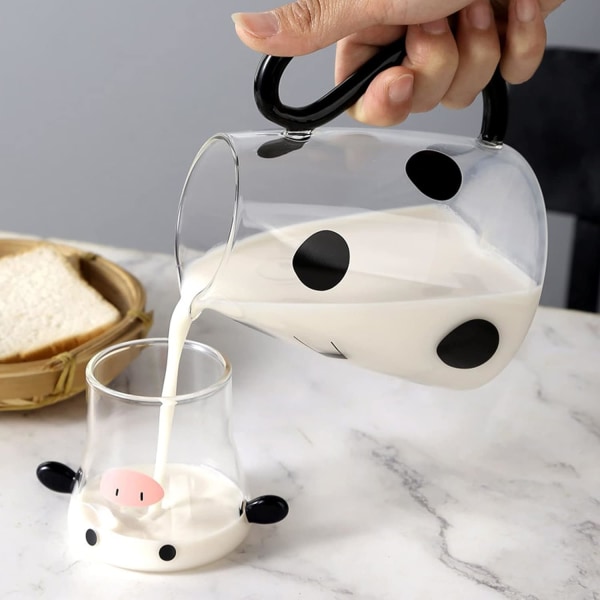 Cow Print Karaff Set, Cartoon Cow Clear Glass Nattvattenkaraff Set med tumlare, kanna och kopp set för att hålla juice (1800ML)