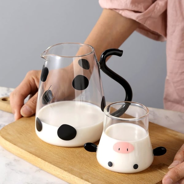 Cow Print Karaff Set, Cartoon Cow Clear Glass Nattvattenkaraff Set med tumlare, kanna och kopp set för att hålla juice (1800ML)