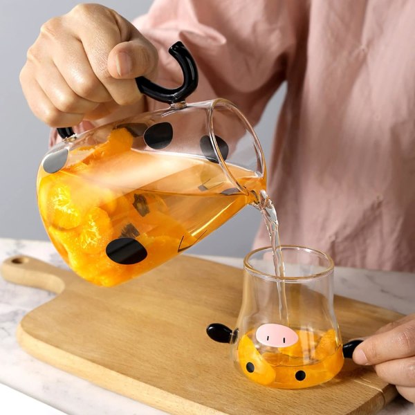 Cow Print Karaff Set, Cartoon Cow Clear Glass Nattvattenkaraff Set med tumlare, kanna och kopp set för att hålla juice (1800ML)