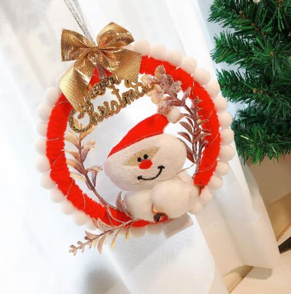 Håndlaget DIY-krans med lys til jul Red