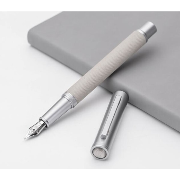 Metallisk fyllepenn med ultrafint nib i gaveeske White 0.5MM