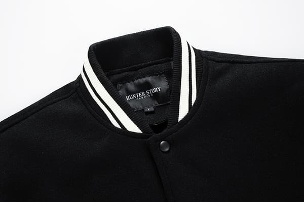 Hettegenser for menn i bomull, smal passform, med bokstaver Black L