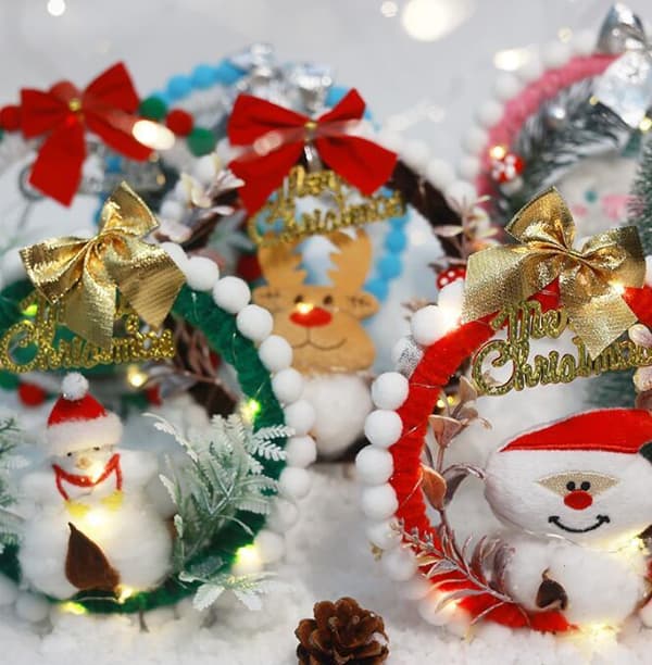 Håndlaget DIY-krans med lys til jul Brown