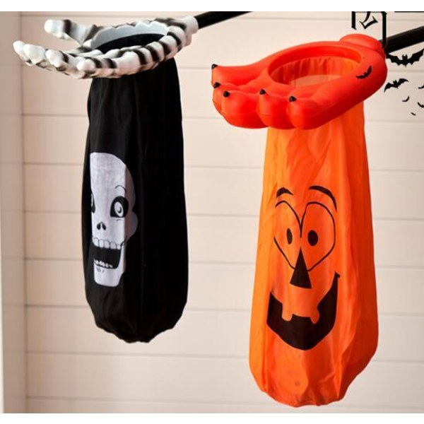 Halloween Barn Håller En Trick-Or-Treating Väska Black