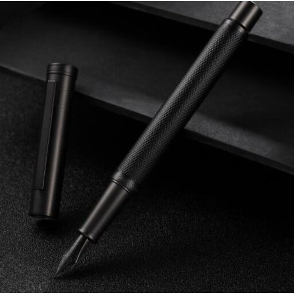 Metallisk fyllepenn med ultrafint nib i gaveeske Black 0.5MM