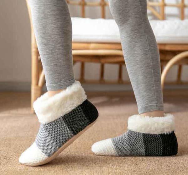 Ett par sömnsockor med halkfria mattor Grey