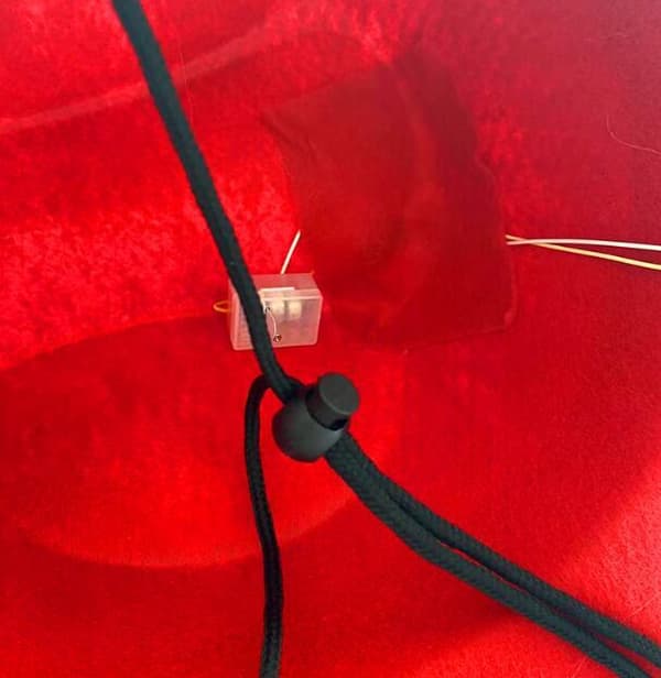 Julehatt med LED-fjærpynt for kvinner Red