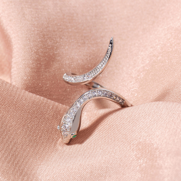 Silver ormformad ring Silver