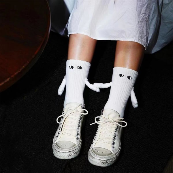 Par sokker, der holder i hånd, magnetisk sug 3d dukkepar sjove sokker gaver White - 2Pairs