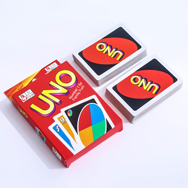 Uno peruskorttipeli perhepeli