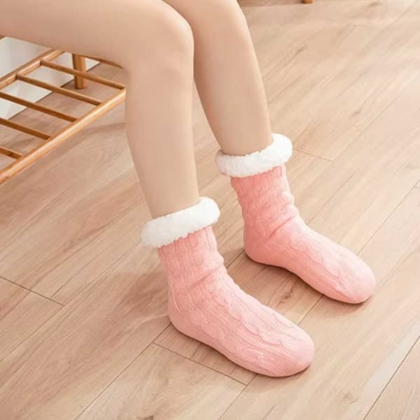 Furry varma stickade socktofflor med halkfri rosa