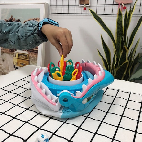 Bite Hand Shark Brettspill Lekestue Tricky Toys
