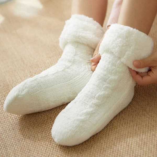 Furry varma stickade socktofflor med halkfri vit