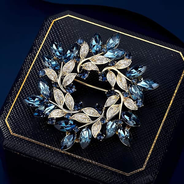 Utsøkt Blomsterbrosje - Vintage-inspirert Design Grå