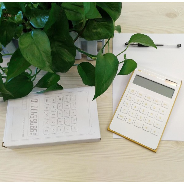 Kalkulator, kontor/hjemmeelektronikk, dobbeldrevet bordkalkulator, solenergi, 10 sifre, vippet LCD-skjerm, hvit