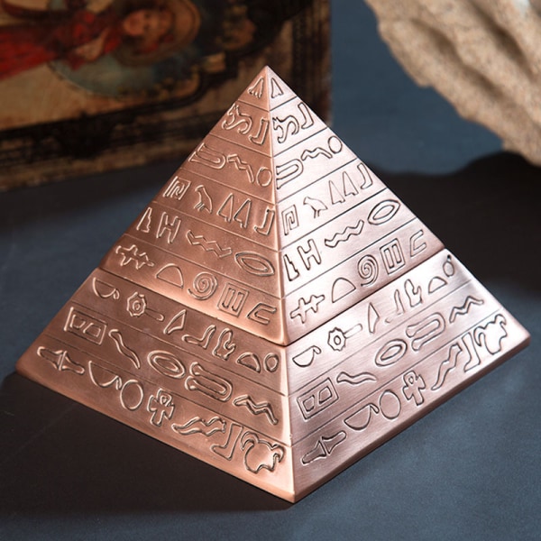 Luovu retro metalli pyramid tuhkakuppi tuulenpitävällä kannella, sisä- ja ulkokäyttöön, 12,9*12,9*11,2cm