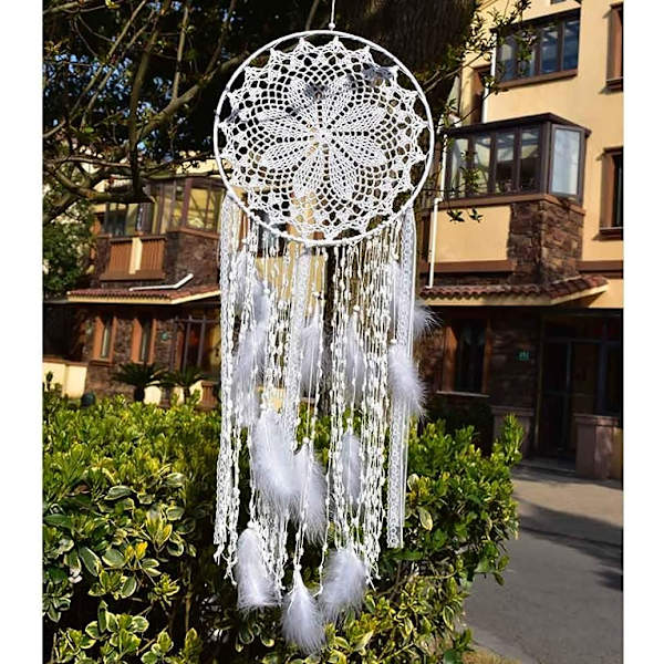 Stor drömfångare med vita fjädrar macramé att hänga på väggen