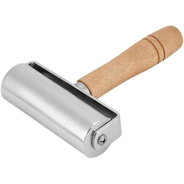 Trärulle i metall med läderbricka och trähandtag, 100 mm silverfärgad
