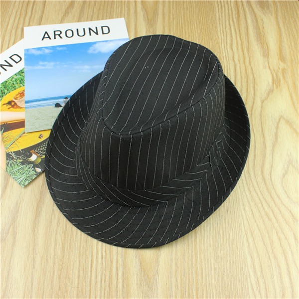 En liten retro engelsk hatt, en randig jazzhatt.