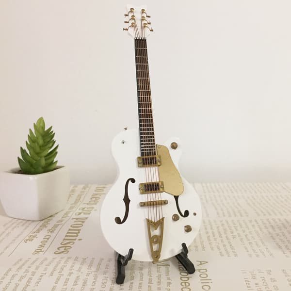Miniatyrgitarr Mini Vit Musikinstrument Dekorationer med Stativ och Låda Ch