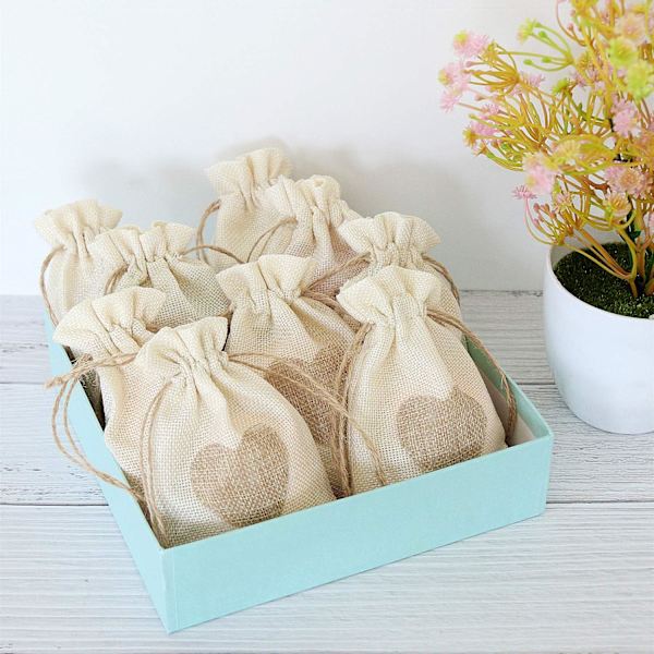 10 st hjärtformade presentpåsar i jute, små presentpåsar med dragsko i linne för bröllop, fest, jul (10 x 15 cm, beige)