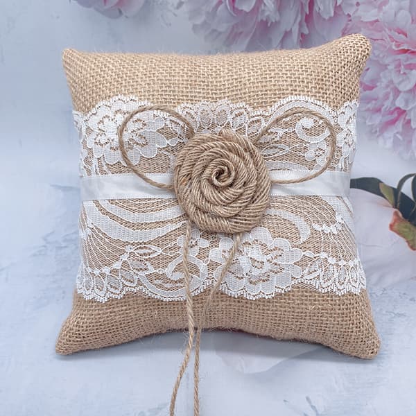 Klassiska bröllopsblommor i jute, broderade bröllopsprylar för kändisar