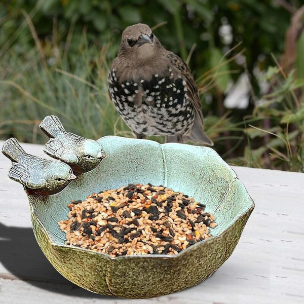 Rund fuglebad med to dekorative fugle i keramik til vilde fugle