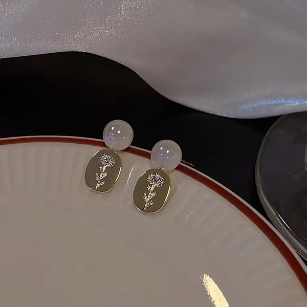 Retro små örhängen kvinnlig design sense örhängen temperament flo