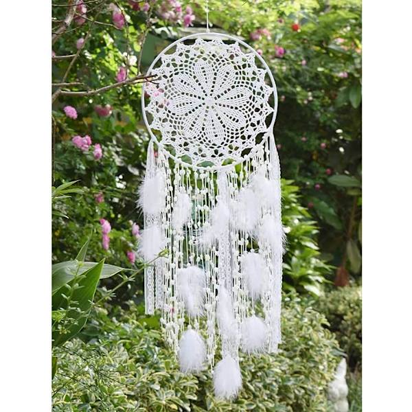 Stor drömfångare med vita fjädrar macramé att hänga på väggen
