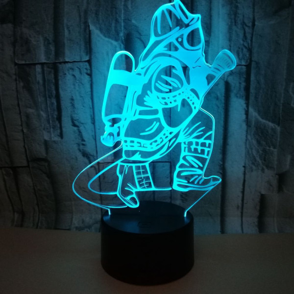 1 stk 3D LED-lampe med fjernkontroll Brannmannformet lys med 7 C