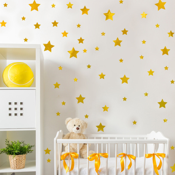 Et sett med gullstjerners veggklistremerker til babyrommet