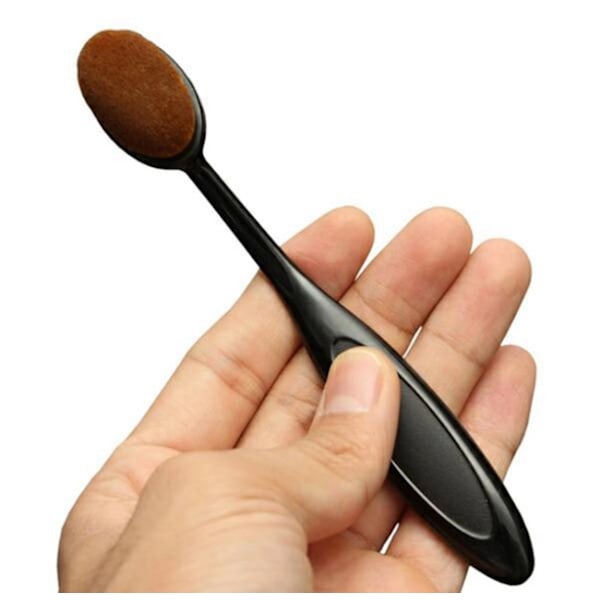 OVAL Sminkborste för foundation/concealer/primer mm. från KABUKI Svart