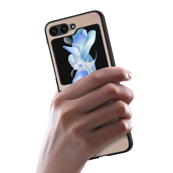 Galaxy Z Flip 5 - Tyylikäs litšikuvioinen kansi Khaki