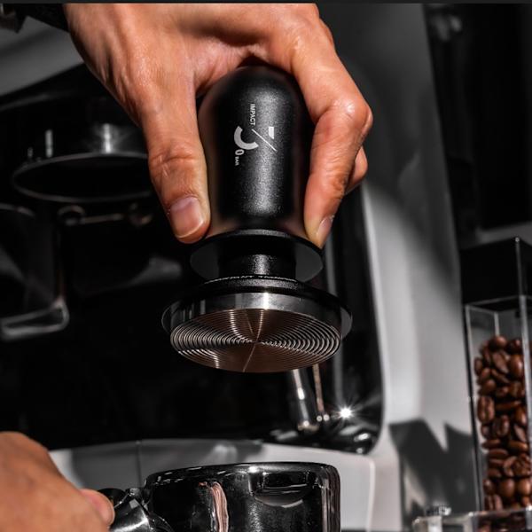 Kaffestamper Espresso Distribution Tool Tryckfjäderbelastad Stamper - 51mm Svart