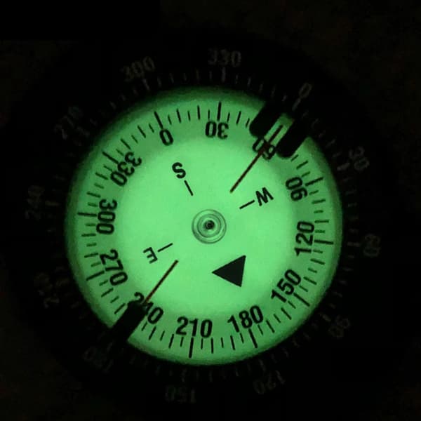 Undervands 50m dykkerkompas Elastisk ledning Vandtæt Scuba Luminous Compass Black one size