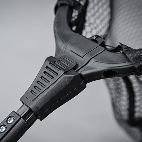 Sammenleggbar trekantformet fiskenett i nylon Black